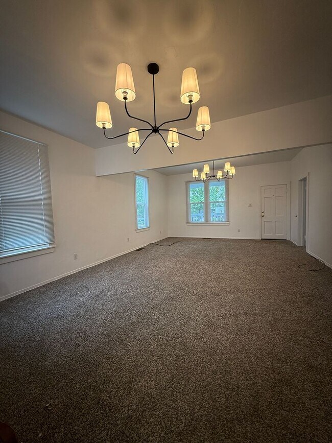 Foto del edificio - 3-bedroom, 1-bath home in Redding blends historic charm with modern finishes!
