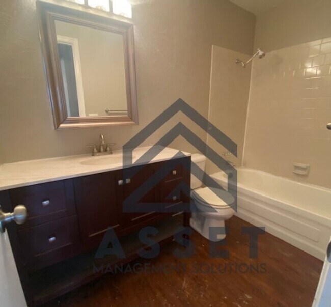 Foto del edificio - 6 Bedroom House Available!