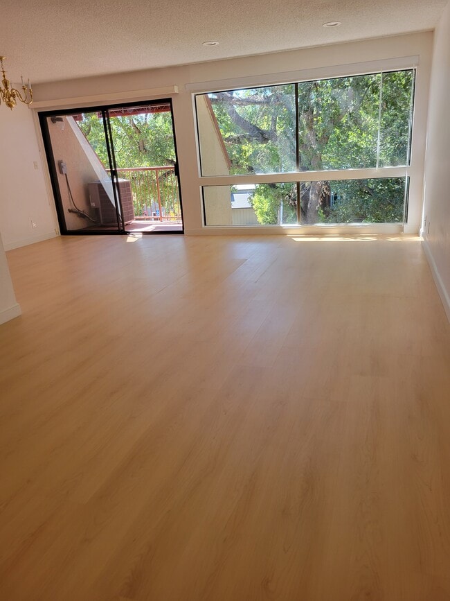 Foto del edificio - 1600 Carmel Dr