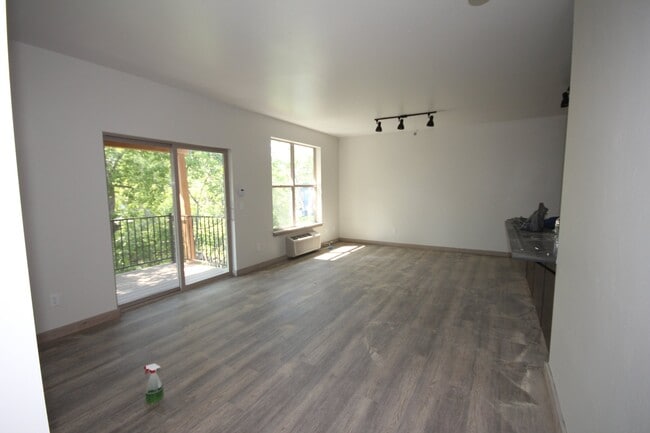 Building Photo - 718 Edgewood Pl