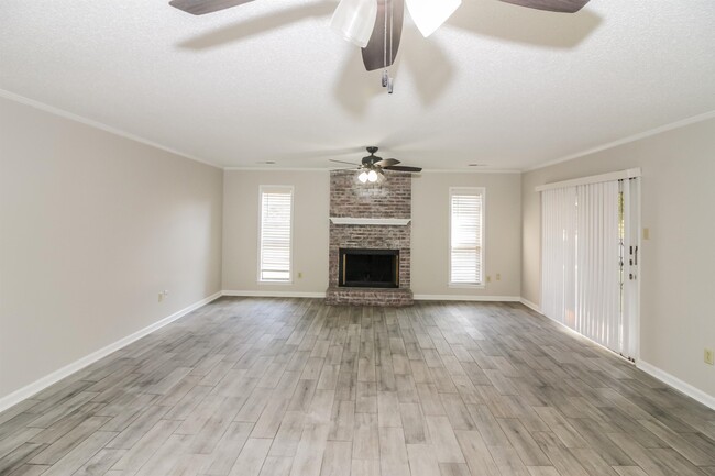 Building Photo - 6885 Silver Hill Ln