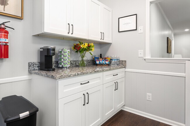 Building Photo - 2417 Somers Ave