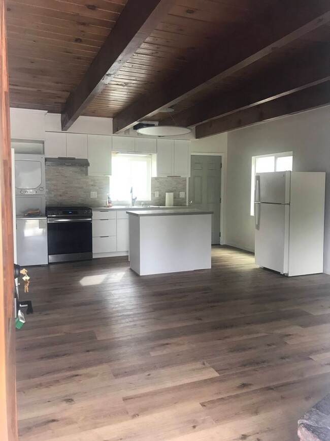 Foto del edificio - 841 Pine Knot Ave
