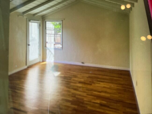 Foto del edificio - 278 Kelton Ave