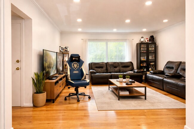 Foto del edificio - 166 Lake Shore Rd