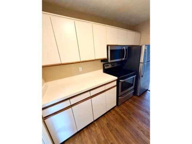 Building Photo - 3 Bedroom Condo in Camelot By The Lake