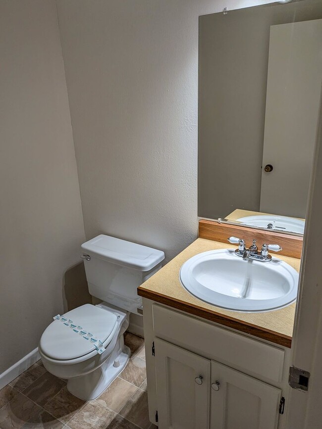 Building Photo - UPDATED Townhome Style Condo in SE Salem ~...