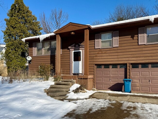 Building Photo - Three Bedroom Home in Portage