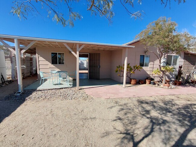 Foto del edificio - Cozy 2 Bed / 1 Bath Home with Open Space & Privacy – Ocotillo, CA