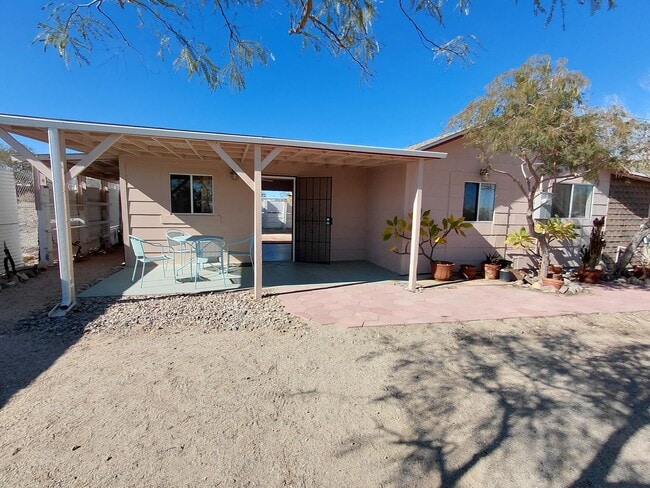 Foto del edificio - Cozy 3 Bed / 1 Bath Home with Open Space & Privacy – Ocotillo, CA