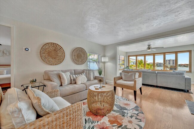 Foto del edificio - 483 E Shore Dr