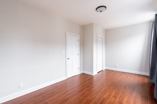 Foto del edificio - Queen room in 3-bed/1.0-bath Home