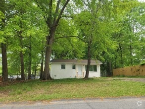 Building Photo - 1022 W Sycamore Ave