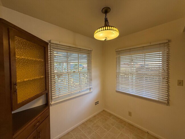 Foto del edificio - 3 Bedroom Burbank House in Magnolia Park