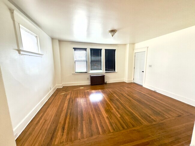 Foto del edificio - 65 Parmelee Ave