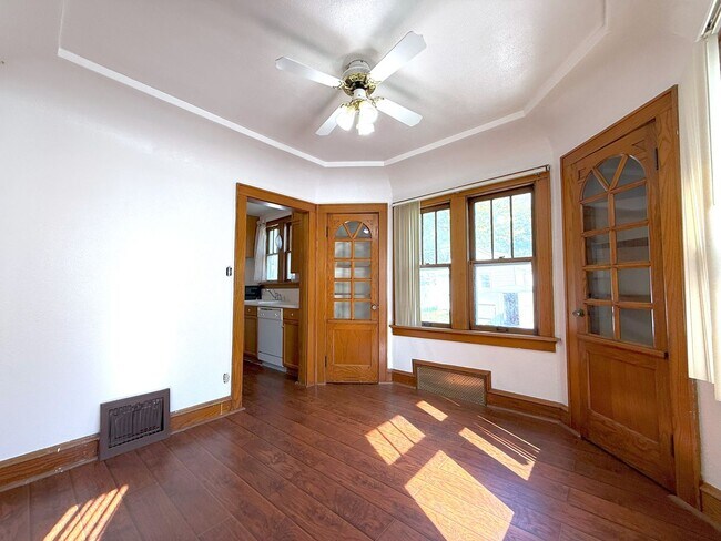 Foto del edificio - 3-bedroom single family in West Allis - Av...