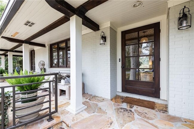 Building Photo - 870 Wellesley Dr NW