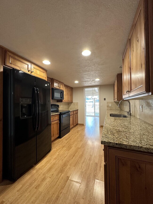 Building Photo - 2920 S Raindrop Dr