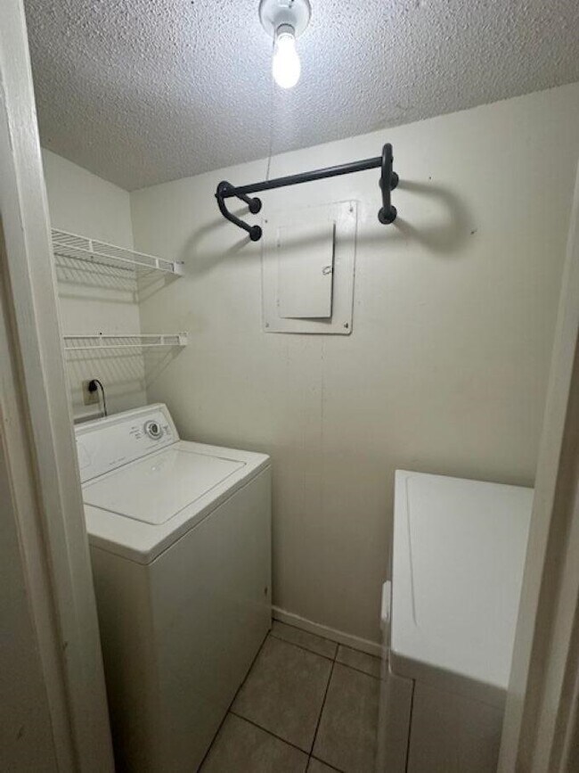 Foto del edificio - 6633 Poplar Woods Cir E