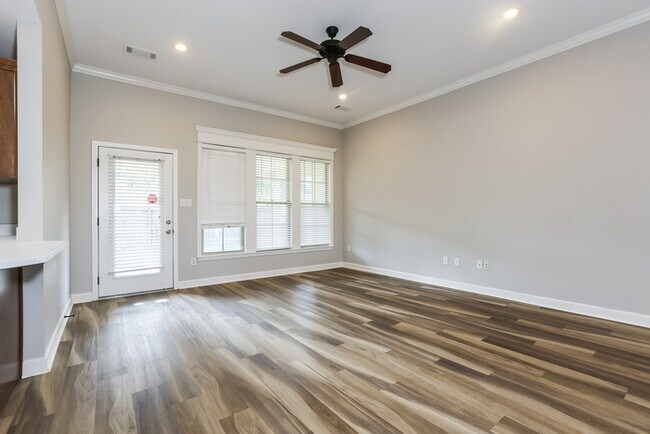 Building Photo - Beautiful Benton 3 Bedroom