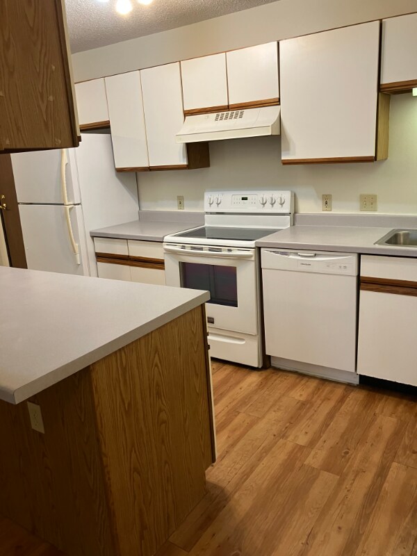 Building Photo - 803 Roundhouse Addn