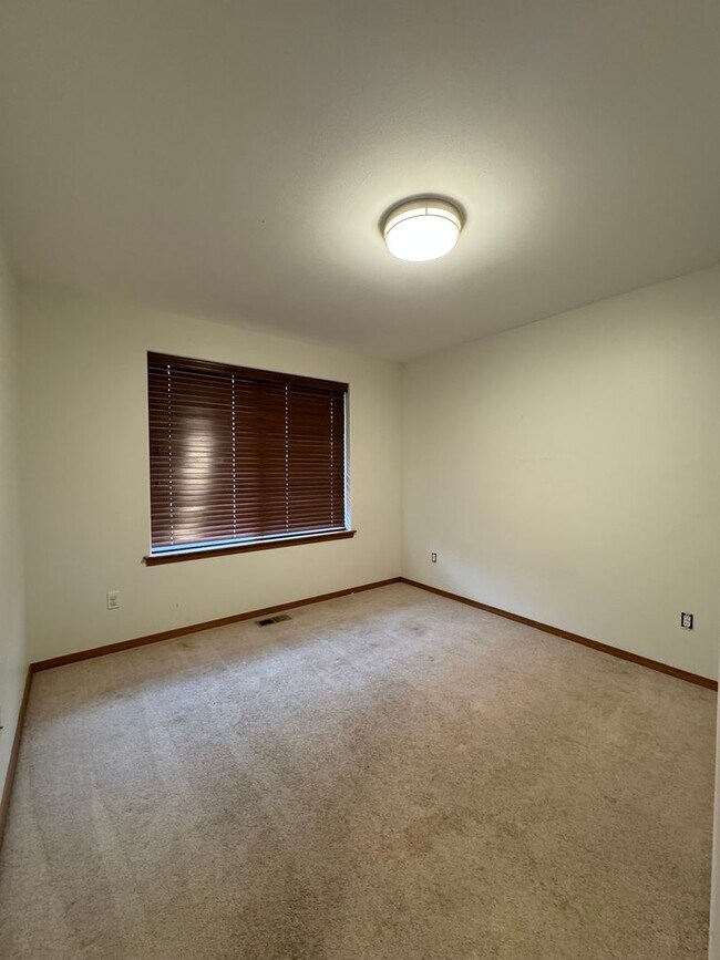 Foto del edificio - Spacious 4-Bedroom Home for Lease in Cul-d...