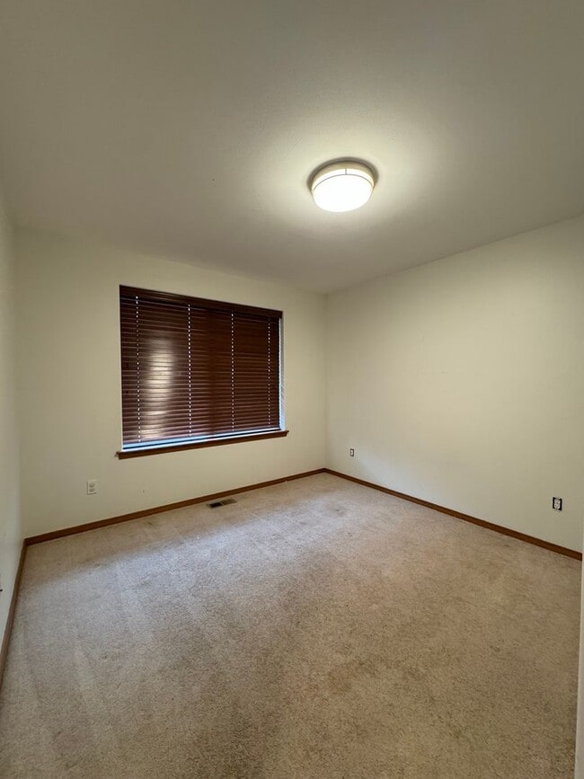 Building Photo - Spacious 4-Bedroom Home for Lease in Cul-de-Sac