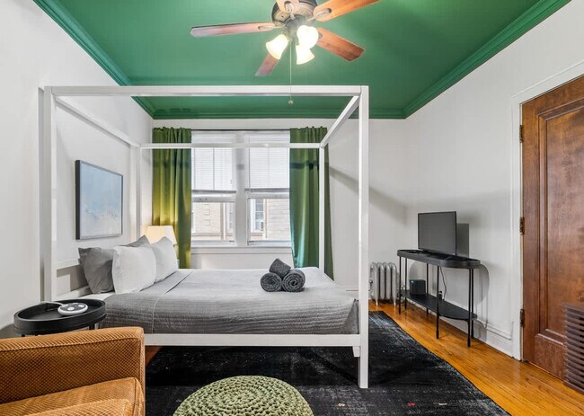 Building Photo - 4409 N Greenview Ave