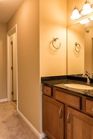 Building Photo - Gorgeous 2 Bed / 2 Bath Minnetonka Townhom...