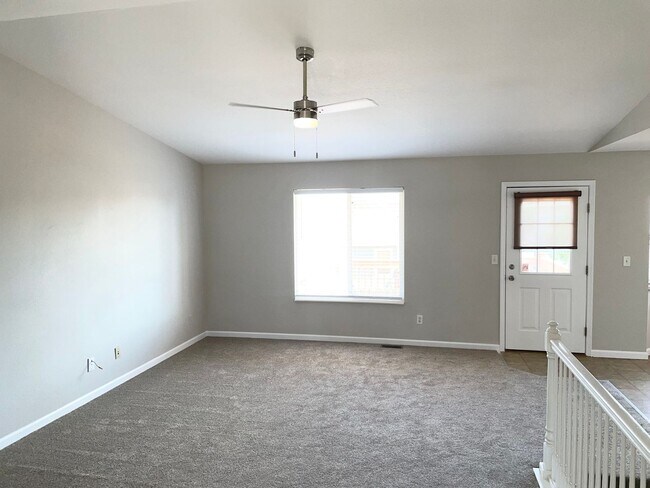 Building Photo - Adorable & Spacious Main Level Living in W...