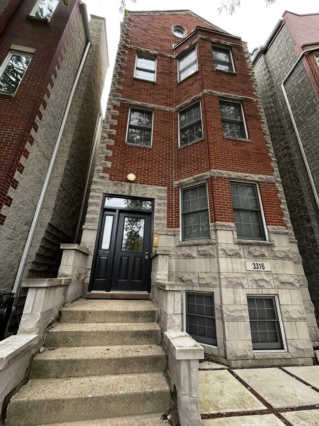 Building Photo - 3316 N Damen Ave