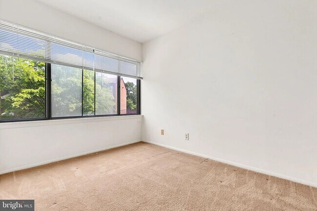 Foto del edificio - 11216 Cherry Hill Rd