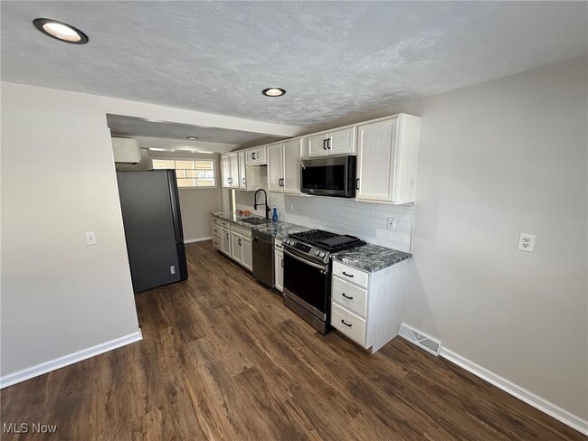 Foto del edificio - 23058 Drake Rd