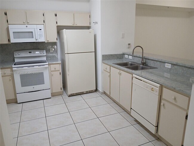 Foto del edificio - 7230 NW 114th Ave