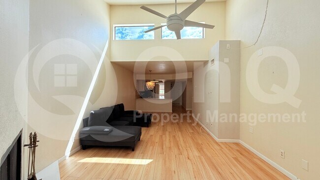 Foto del edificio - 8651 E Royal Palm Rd