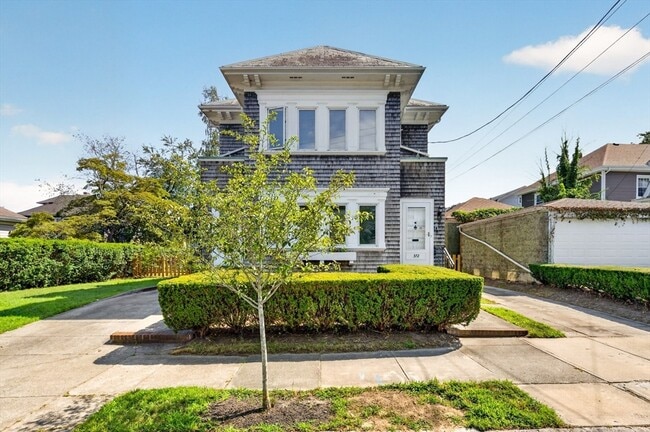 Building Photo - 370 Maple St