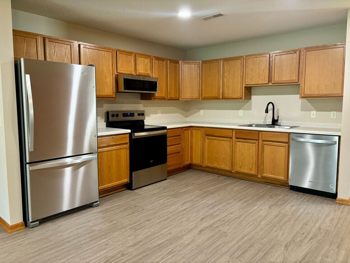 Foto principal - Updated One Level 2 Bedroom Townhome