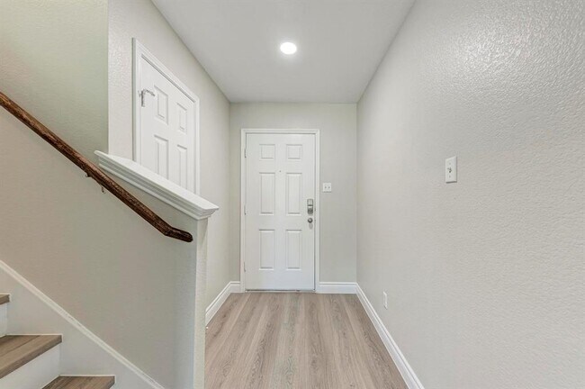 Foto del edificio - 3413 Bach Dr