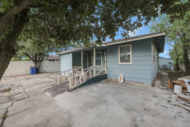 Building Photo - SPACIOUS! LOCATION!