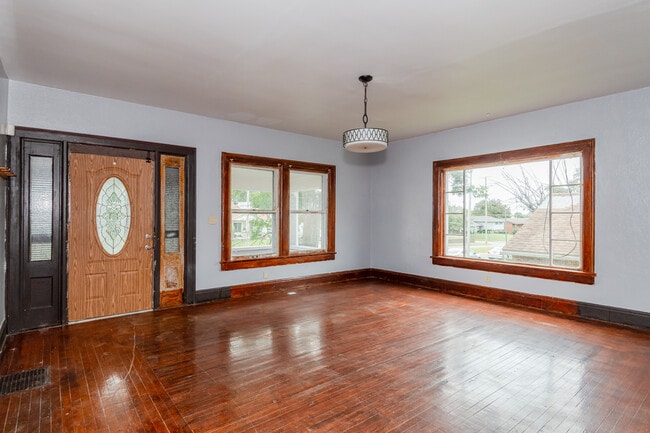 Building Photo - 3124 Lakeview Ave