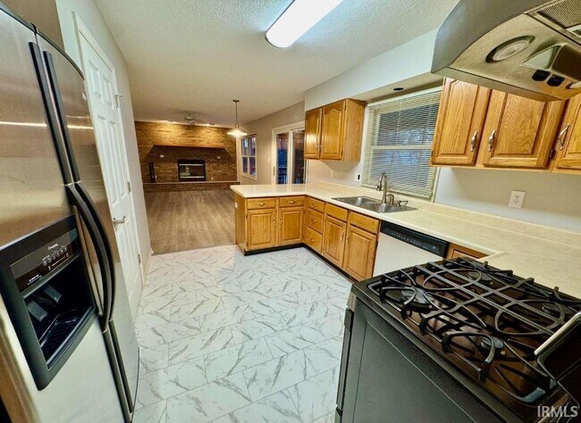 Building Photo - 3758 S Bainbridge Dr