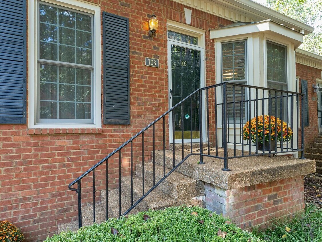 Primary Photo - 2BR Bellevue Townhome