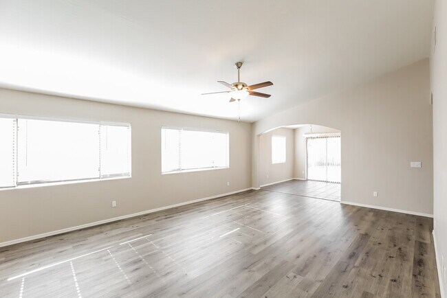 Foto del edificio - 25739 W St Catherine Ave