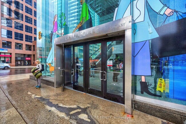 Photo du bâtiment - 8 Eglinton Ave E