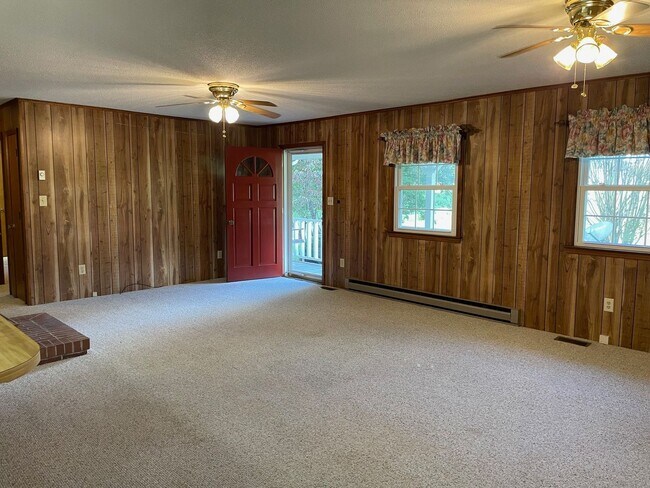 Building Photo - 2 BED 2 BATH HOME. $1,300 RENT $1,300 DEPOSIT