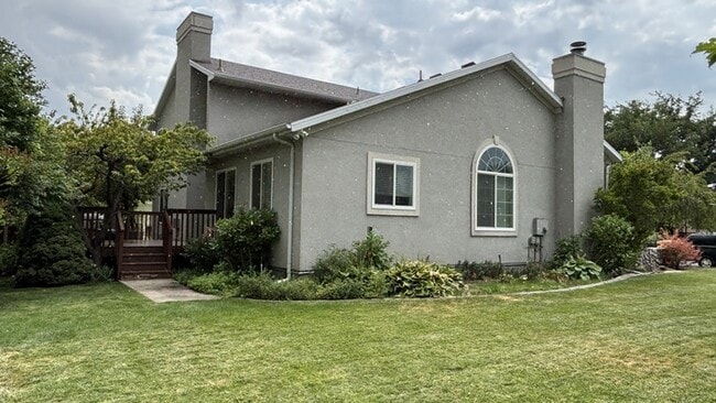 Building Photo - Beautiful Orem home