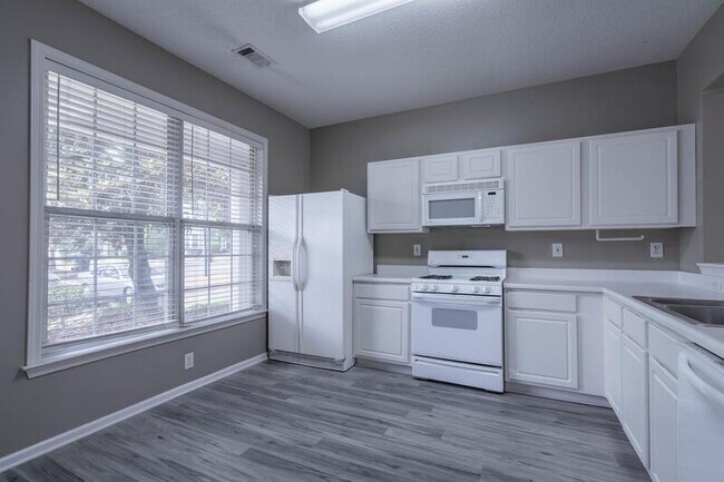 Building Photo - 51 Highoak Dr