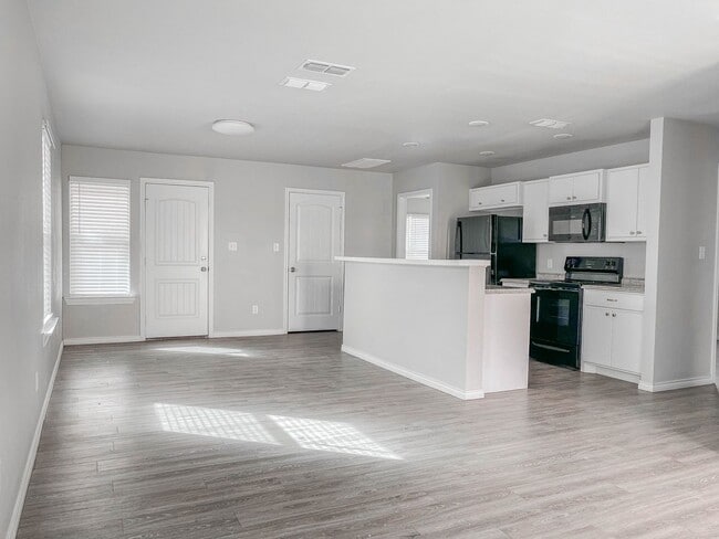 Building Photo - Savor the Sophistication of This Lovely 3-Bedroom!
