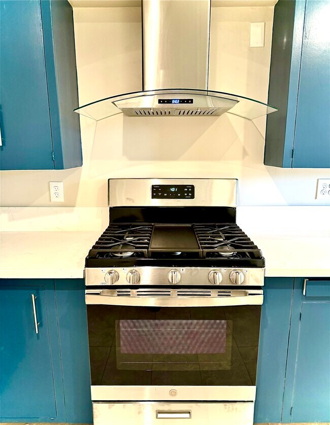 Building Photo - 1108 S Stanley Ave