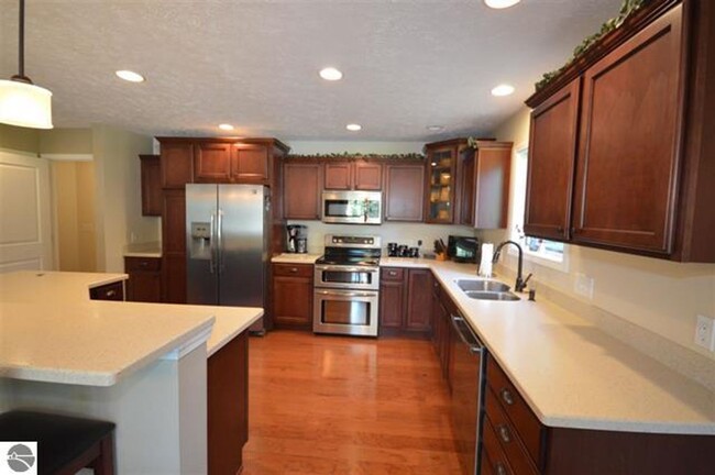 Building Photo - Beautiful Home in Suttons Bay Short Term o...